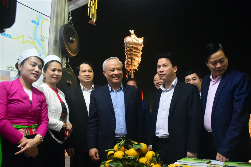 Sau Lễ khai mạc, đồng chí Uông Chu Lưu cùng đoàn đại biểu đi thăm 18 gian hàng quảng bá, giới thiệu sản phẩm của các địa phương. Ảnh: Lê Vinh