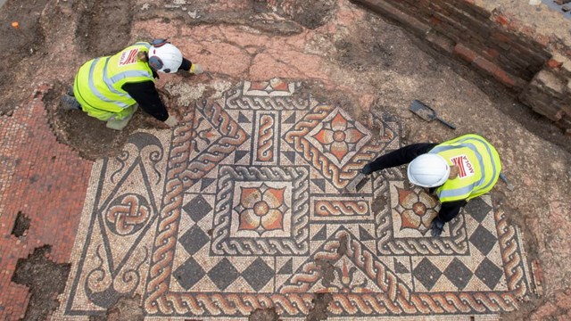 Khai quật bức tranh khảm thời La Mã lớn nhất trong 50 năm qua ở London, Anh