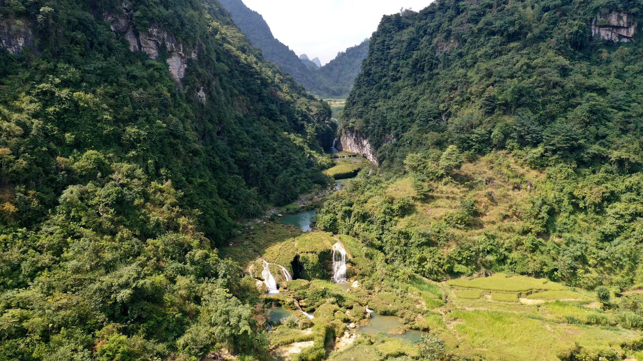 Khám phá Cao Bằng: Ngất ngây núi Thủng 'độc nhất vô nhị' - ảnh 4