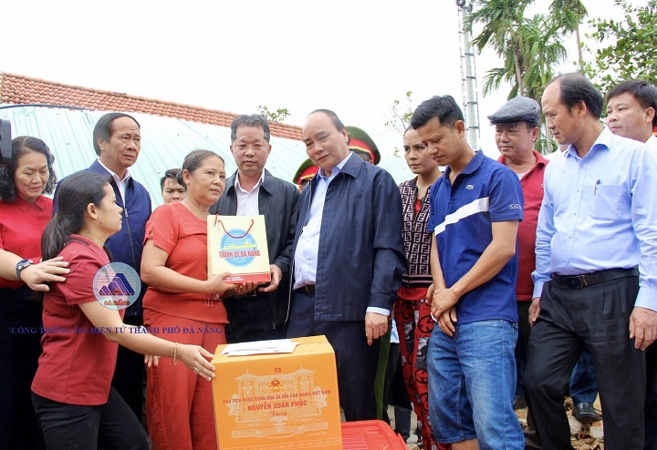 Chủ tịch nước Nguyễn Xuân Phúc thăm, tặng quà người dân chịu ảnh hưởng nặng nề do mưa bão gây ra tại Đà Nẵng. Ảnh: MQ