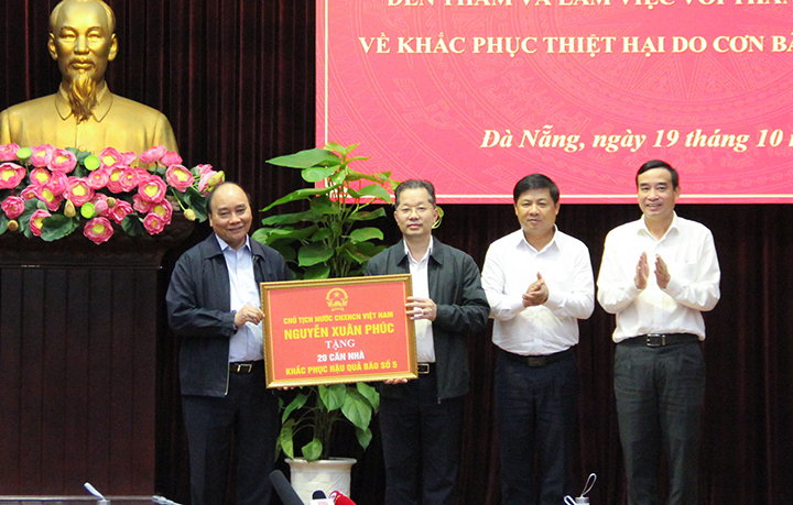 Chủ tịch nước Nguyễn Xuân Phúc trao tặng 20 căn nhà cho người dân tại Đà Nẵng. Ảnh: MĐ
