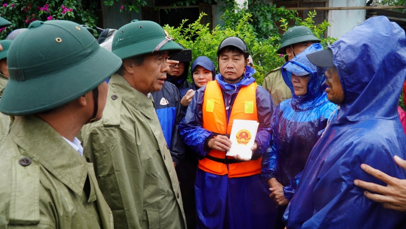 Phó Thủ tướng Chính phủ Lê Văn Thành thăm hỏi người dân vùng rốn lũ Thừa Thiên Huế