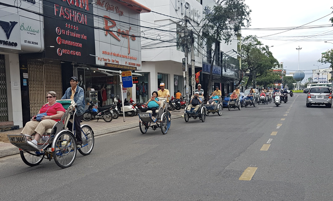Khánh Hòa xử lý nạn chèo kéo khách, đe dọa hướng dẫn viên du lịch - ảnh 1