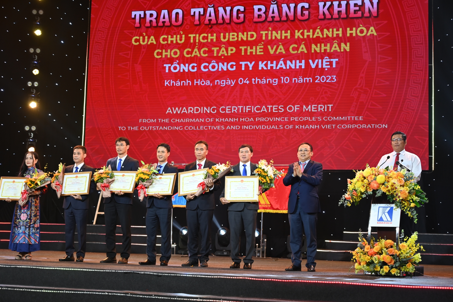 Ông Lê Hữu Hoàng-Phó Chủ tịch UBND tỉnh Khánh Hòa trao Bằng khen của Chủ tịch UBND tỉnh cho các tập thể