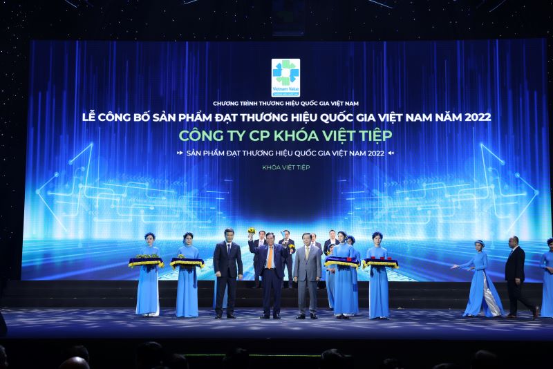 Ông Nguyễn Văn Tuấn, Chủ tich HĐQT Công ty CP Khóa Việt-Tiệp nhận giải thưởng