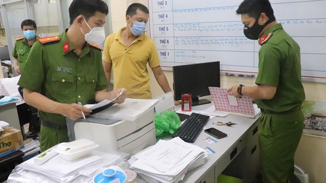 Khởi tố cán bộ phường tổ chức tiêm vaccine thu tiền