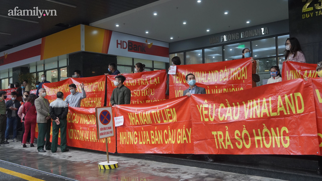 Khốn khổ vì mua phải chung cư treo Cầu Giấy bán Nam Từ Liêm: Chủ đầu tư vẫn im lặng, hàng trăm cư dân tiếp tục diễu hành yêu cầu thanh tra - Ảnh 1. Khốn khổ vì mua phải chung cư treo Cầu Giấy bán Nam Từ Liêm: Chủ đầu tư vẫn im lặng, hàng trăm cư dân tiếp tục diễu hành yêu cầu thanh tra - Ảnh 1.