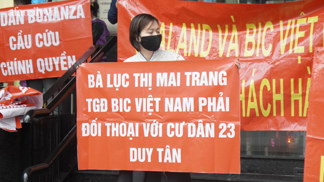 Khốn khổ vì mua phải chung cư treo Cầu Giấy bán Nam Từ Liêm: Chủ đầu tư vẫn im lặng, hàng trăm cư dân tiếp tục diễu hành yêu cầu thanh tra - Ảnh 6. Khốn khổ vì mua phải chung cư treo Cầu Giấy bán Nam Từ Liêm: Chủ đầu tư vẫn im lặng, hàng trăm cư dân tiếp tục diễu hành yêu cầu thanh tra - Ảnh 6.