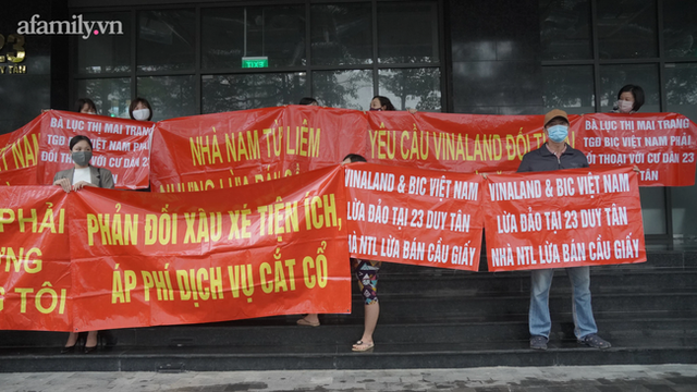 Khốn khổ vì mua phải chung cư treo Cầu Giấy bán Nam Từ Liêm: Chủ đầu tư vẫn im lặng, hàng trăm cư dân tiếp tục diễu hành yêu cầu thanh tra - Ảnh 7. Khốn khổ vì mua phải chung cư treo Cầu Giấy bán Nam Từ Liêm: Chủ đầu tư vẫn im lặng, hàng trăm cư dân tiếp tục diễu hành yêu cầu thanh tra - Ảnh 7.