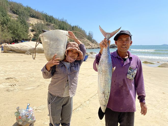 Niềm vui của ngư dân địa phương vừa đi lưới lên trong khu dã ngoại