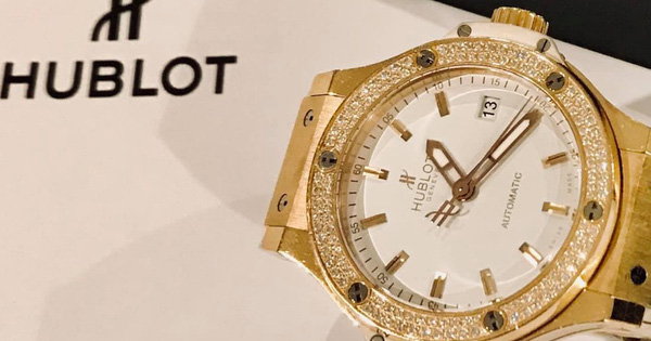 Kịch tính từng phút ở phiên đấu giá đồng hồ HUBLOT của BTV Ngọc Trinh: Hoa hậu Hương Giang chốt giá 900 triệu đồng