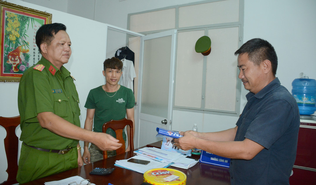 Kiên Giang: Trao trả 100 triệu đồng cho người đánh rơi