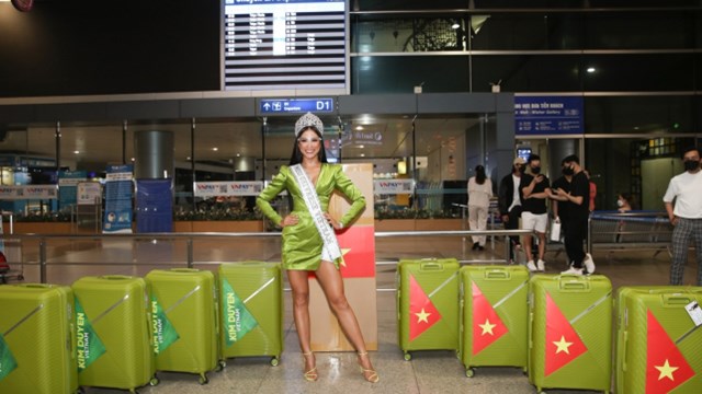 Kim Duyên lên đường thi Miss Universe