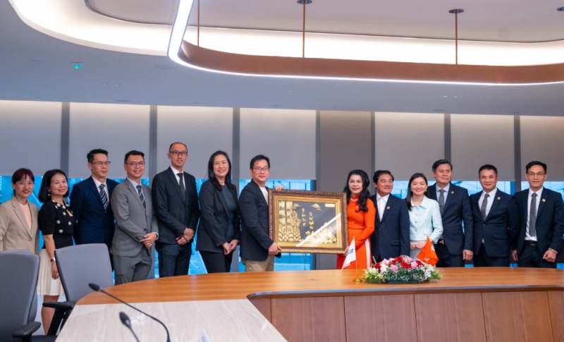 Ban lãnh đạo Kim Oanh Group trao tặng Tập đoàn Surbana Jurong bức tranh “Từ bùn sen nở – Từ khổ người tài”.