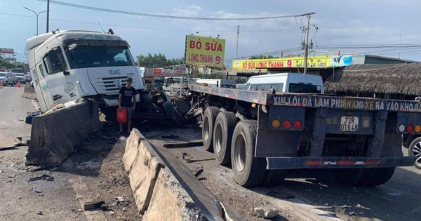 Kinh hoàng cuộn thép trên xe container rơi xuống đường gây tai nạn liên hoàn, kẹt xe nhiều giờ