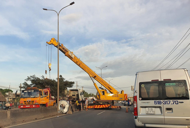  Kinh hoàng cuộn thép trên xe container rơi xuống đường gây tai nạn liên hoàn, kẹt xe nhiều giờ - Ảnh 6.