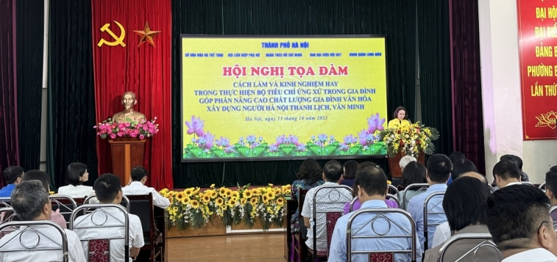 Các đại biểu tham dự tọa đàm chia sẻ kinh nghiệm thực hiện Bộ tiêu chí ứng xử trong gia đình