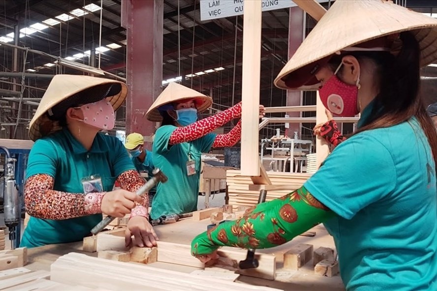 Nguy cơ nhiều doanh nghiệp phải lùi đơn hàng xuất khẩu do ảnh hưởng của dịch bệnh COVID-19. Ảnh: Vũ Long