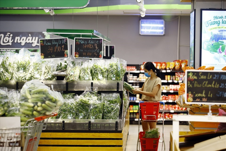 Khách hàng chọn mua thực phẩm tại siêu thị VinMart