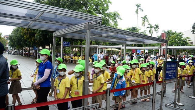 Kỷ niệm 132 năm ngày sinh nhật Bác: Dòng người từ khắp nơi đổ về Lăng Bác