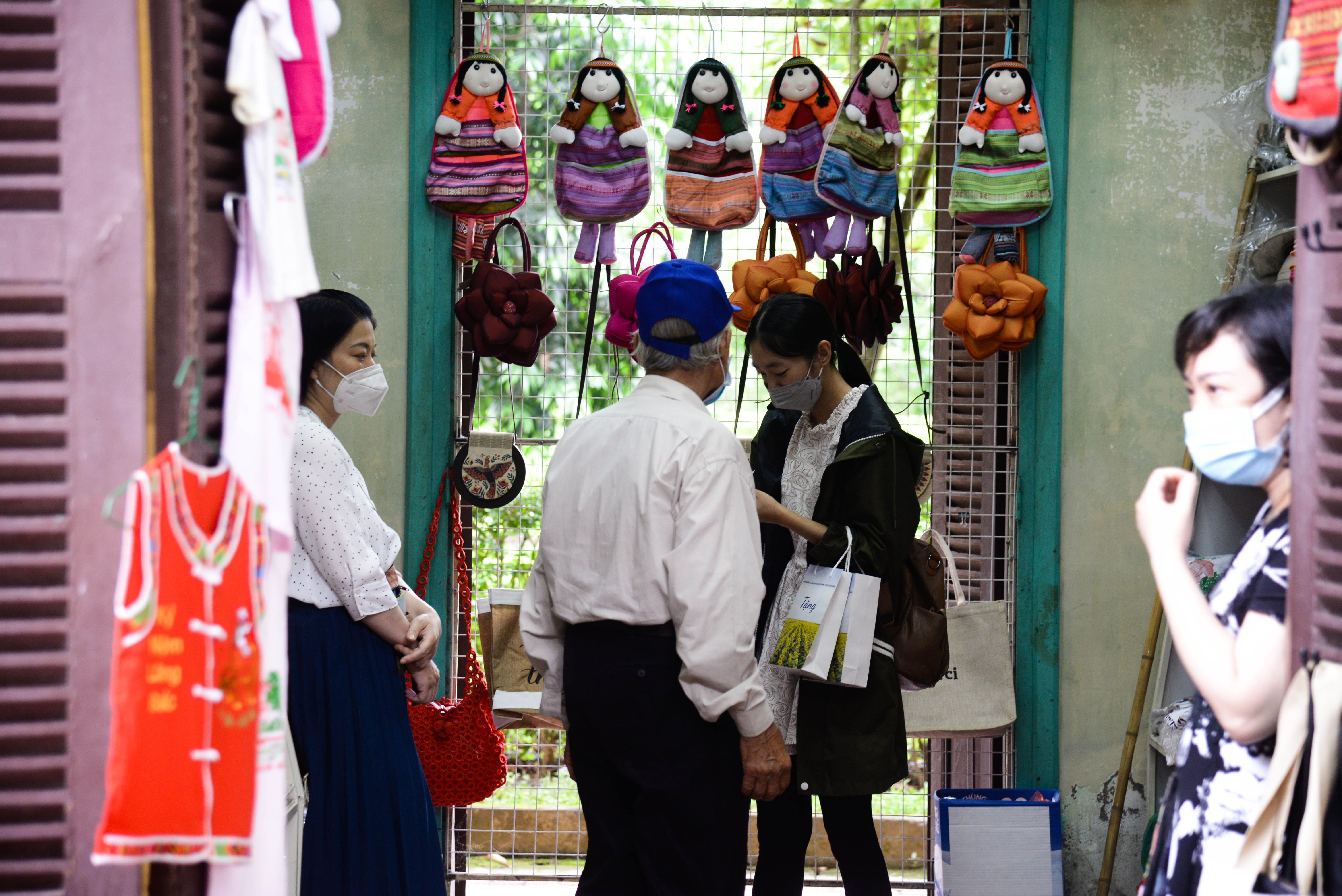 ky-niem-132-nam-ng224y-sinh-nhat-b225c-d242ng-nguoi-tu-khap-noi-do-ve-lang-b225c_10.jpg ky-niem-132-nam-ng224y-sinh-nhat-b225c-d242ng-nguoi-tu-khap-noi-do-ve-lang-b225c_10.jpg