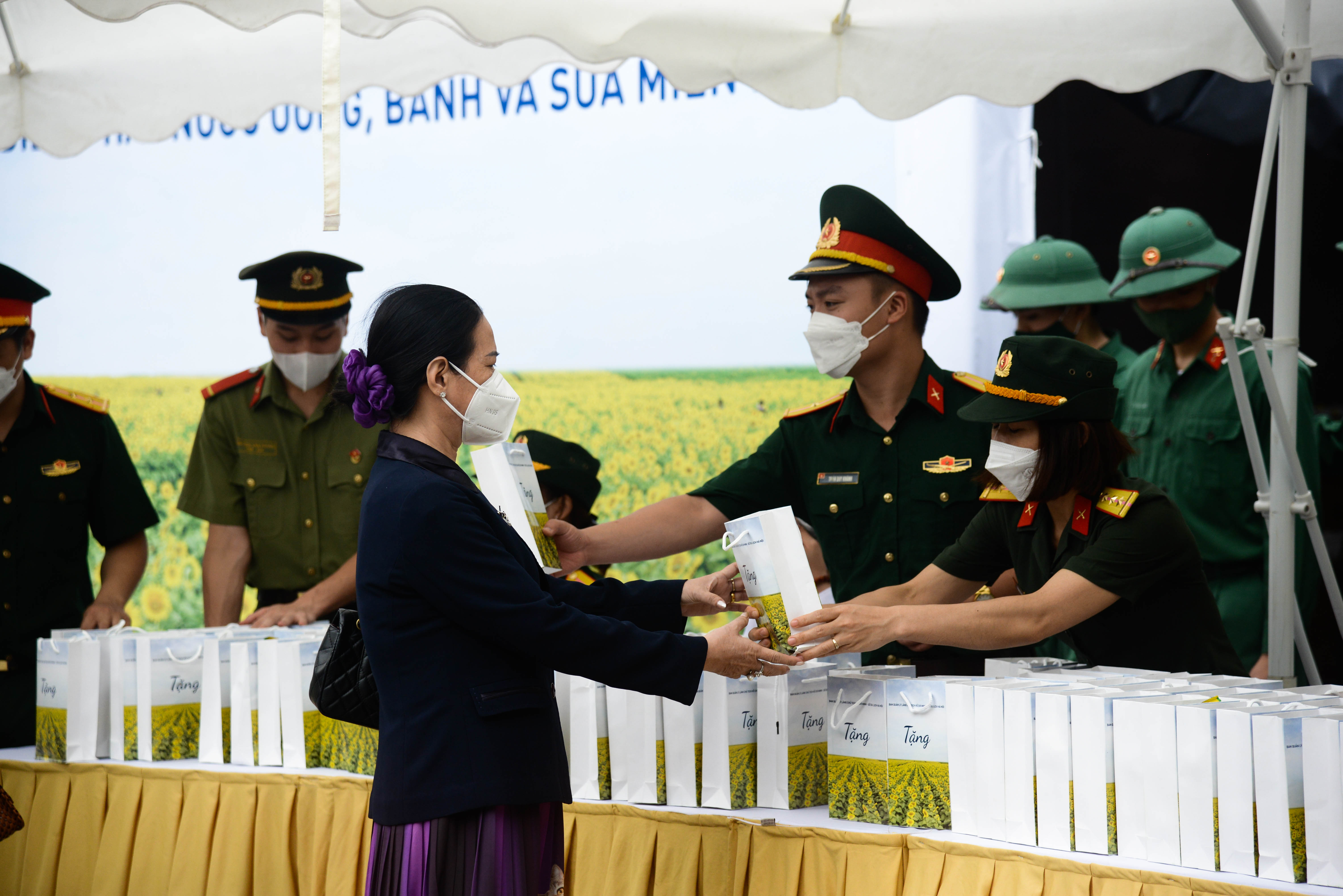 ky-niem-132-nam-ng224y-sinh-nhat-b225c-d242ng-nguoi-tu-khap-noi-do-ve-lang-b225c_8.jpg ky-niem-132-nam-ng224y-sinh-nhat-b225c-d242ng-nguoi-tu-khap-noi-do-ve-lang-b225c_8.jpg