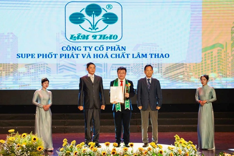 Tại lễ công bố “Thương hiệu tiêu biểu Châu Á - Thái Bình Dương 2024”, Supe Lâm Thao được vinh danh ở hai hạng mục: “Top 5 Thương hiệu tiêu biểu châu Á - Thái Bình Dương” và “TOP 5 - Doanh nghiệp tăng trưởng xanh châu Á 2024”. Ông Trần Đại Nghĩa - Phó Tổng giám đốc đại diện lãnh đạo Công ty nhận bằng vinh danh