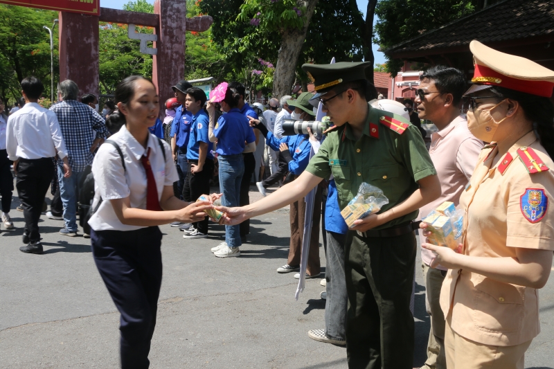 Đội ngũ tình nguyện viên và lực lượng chức năng đồng hành cùng các thi sinh trong suốt kỳ thi