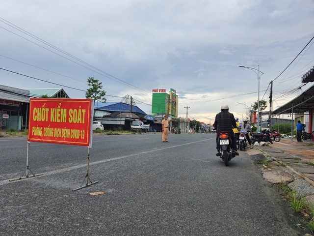 l225i-xe-v224-phu-xe-ra-v224o-dia-b224n-tinh-bac-li234u-kh244ng-duoc-c225ch-ly-tai-nh224_1.jpg
