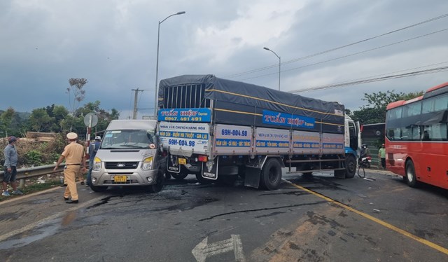 l226m-dong-bon-244-t244-t244ng-li234n-ho224n-mot-xe-tai-bat-ngo-lao-v224o-nh224-d226n_2.jpg l226m-dong-bon-244-t244-t244ng-li234n-ho224n-mot-xe-tai-bat-ngo-lao-v224o-nh224-d226n_2.jpg