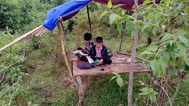 Lên núi ‘bắt sóng’ học trực tuyến