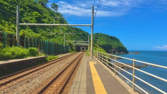 Lạc vào thế giới hoạt hình với ga tàu 'rìa biển xanh' đầy thơ mộng ở Nhật Bản