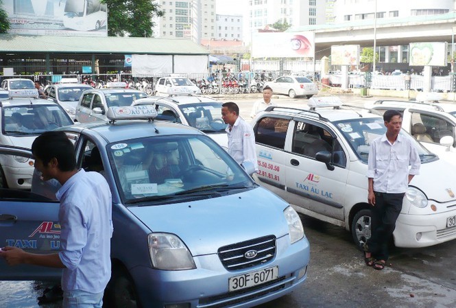 Lái xe taxi tự do liên hệ với xã, phường để nộp hồ sơ nhận hỗ trợ