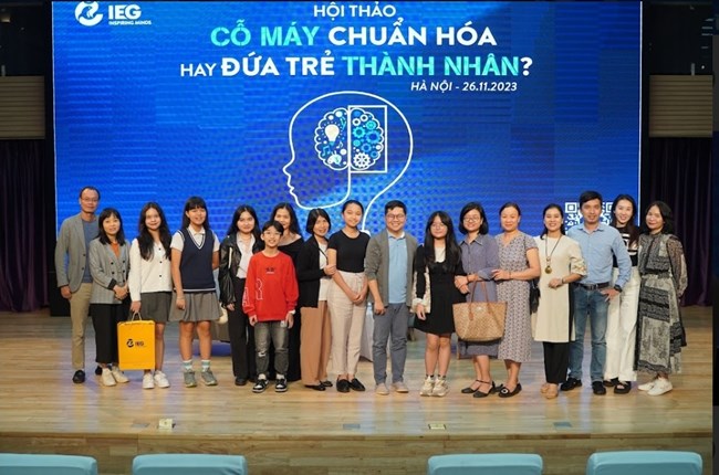 TS Nguyễn Chí Hiếu và các phụ huynh và học sinh tham dự hội thảo