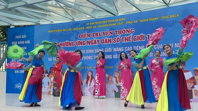 Tiết mục văn nghệ tại điểm truyền thông hưởng ứng Ngày Dân số thế giới của quận Ba Đình ngày 11/7