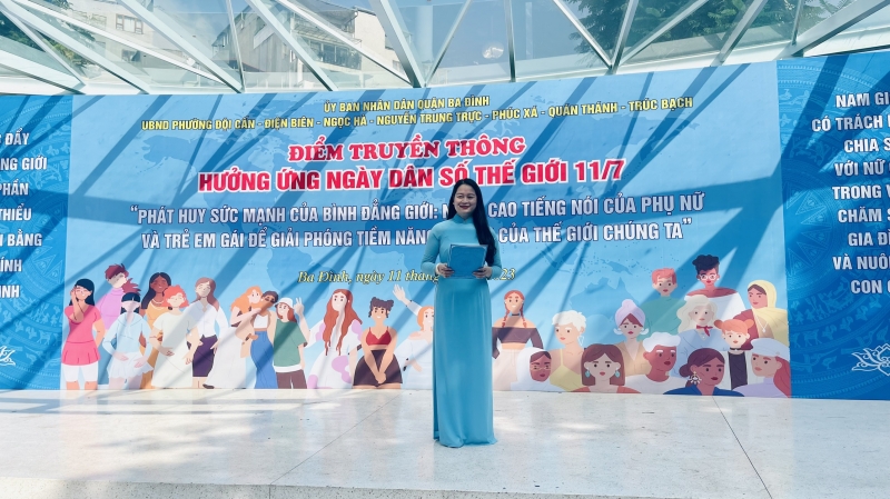 Phó Chủ tịch UBND, Trưởng Ban chỉ đạo công tác Dân số - KHHGĐ quận Ba Đình Phạm Thị Diễm phát biểu tại buổi truyền thông.