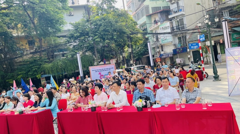 Các đại biểu tham dự lễ hưởng ứng