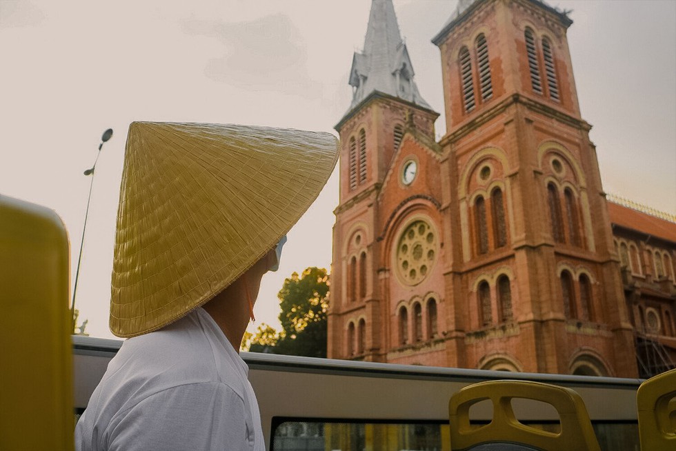 Lang thang vòng vòng TP.HCM ‘từ quen thành lạ’ trên tầng cao xe buýt - ảnh 10