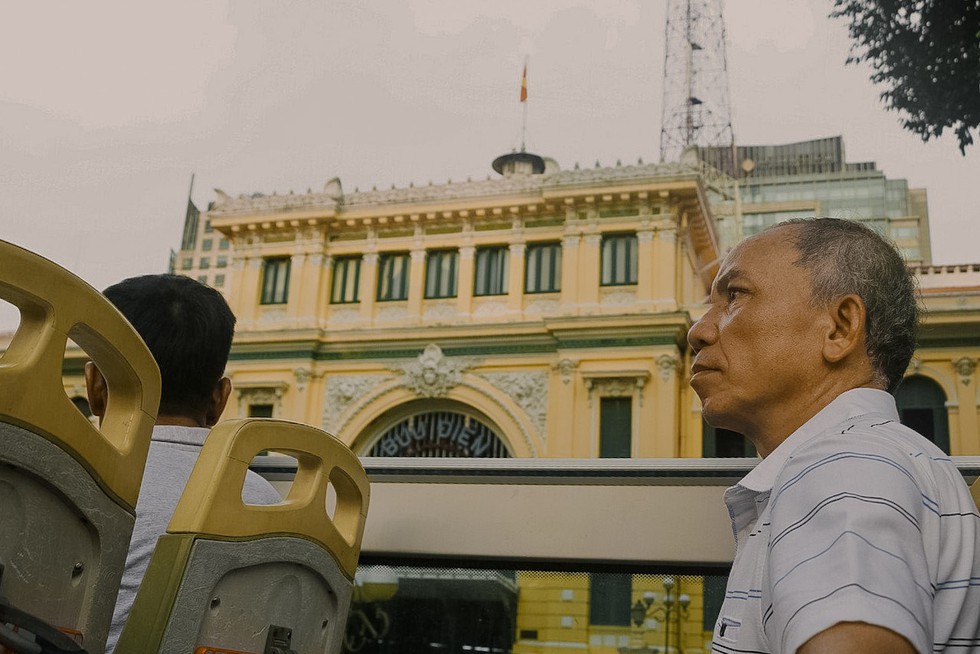 Lang thang vòng vòng TP.HCM ‘từ quen thành lạ’ trên tầng cao xe buýt - ảnh 11