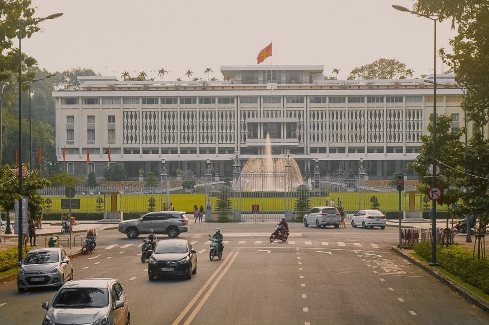 Lang thang vòng vòng TP.HCM ‘từ quen thành lạ’ trên tầng cao xe buýt - ảnh 7