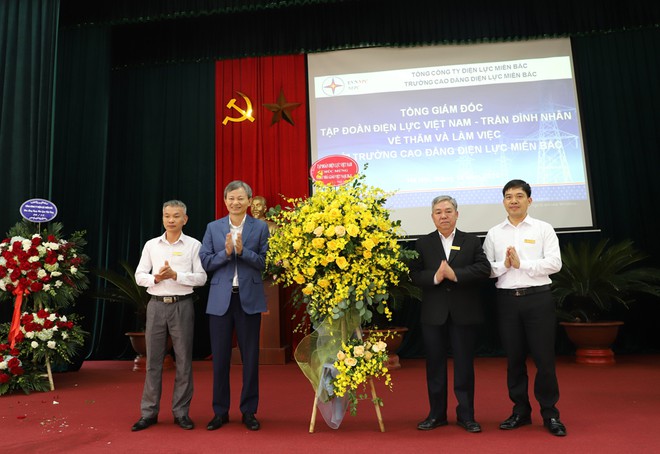 Tổng giám đốc EVN Trần Đình Nhân, Tổng giám đốc EVNNPC Đỗ Nguyệt Ánh chụp ảnh lưu niệm với cán bộ nhân viên Trường cao đẳng Điện lực miền Bắc