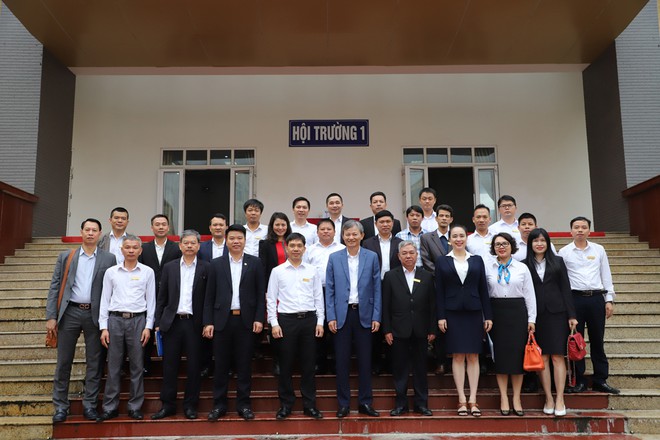 Tổng giám đốc EVN tặng hoa chúc mừng các thầy, cô giáo Trường cao đẳng Điện lực miền Bắc nhân dịp kỷ niệm 38 năm ngày Nhà giáo Việt Nam (20.11.1982 - 20.11.2020).