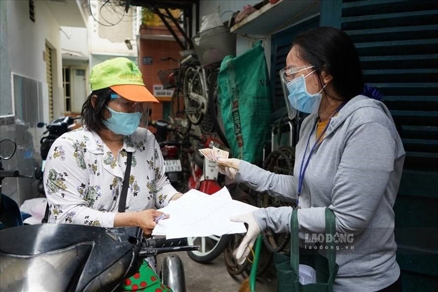 Lao động tự do khó tiếp cận gói hỗ trợ: Trên thông, dưới vướng, gỡ thế nào?