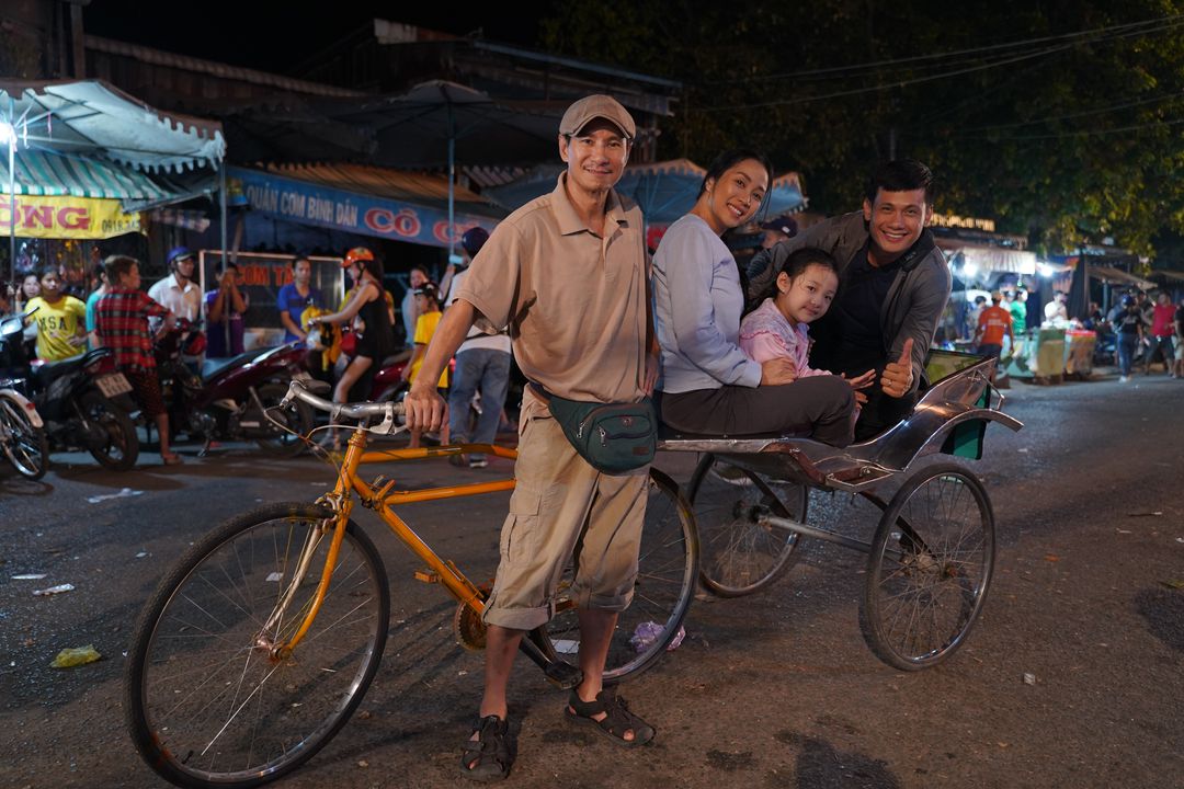 'Lật mặt' hủy ra mắt nhưng vẫn chiếu tết, 'Gái già lắm chiêu V' rời đường đua