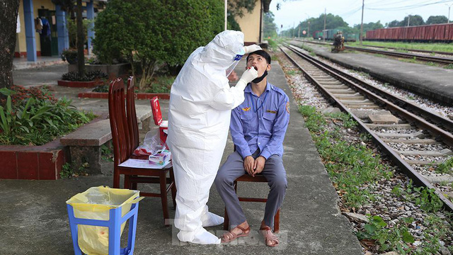  Lấy mẫu xét nghiệm toàn bộ người dân khu cách ly ở Việt Hùng - Đông Anh - Ảnh 7.