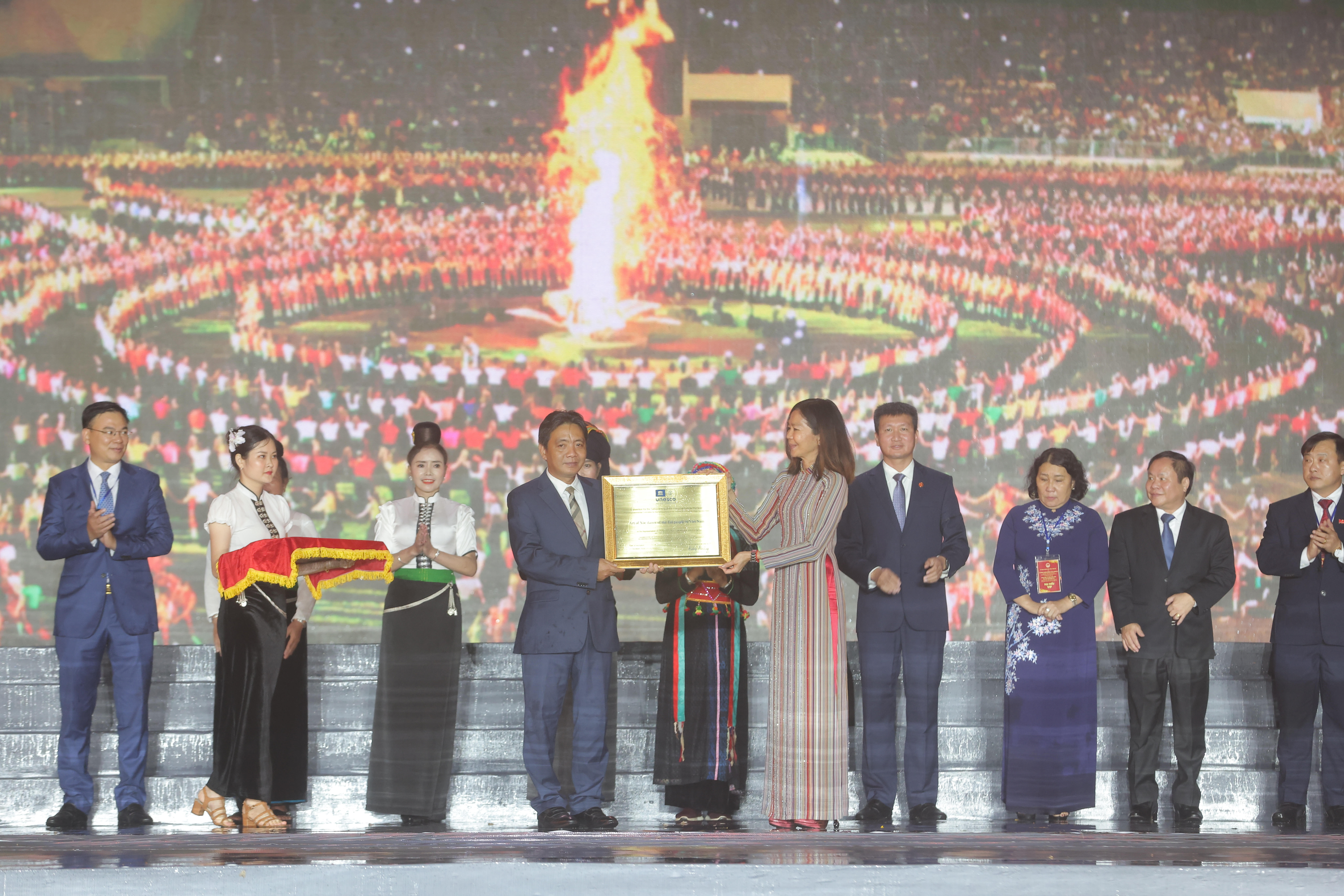 le-d243n-nhan-bang-cua-unesco-ghi-danh-39nghe-thuat-xo232-th225i39_2.jpg