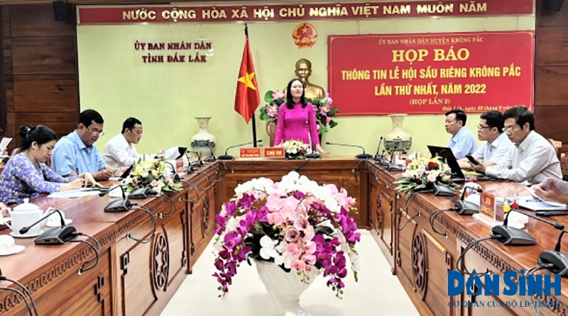 Phó Chủ tịch UBND huyện Krông Pắk bà Ngô Thị Minh Trinh phát biểu tại buổi họp báo