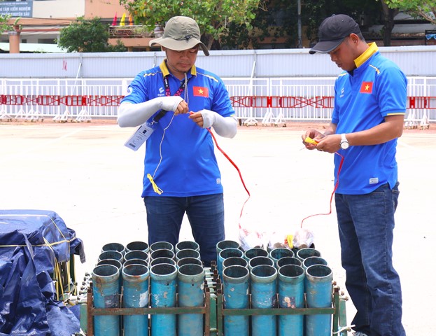 Đại diện đội pháo hoa Đà Nẵng – Việt Nam cho biết, kịch bản trình diễn đêm khai mạc gồm 3 phần. Đây là sự kết hợp những giai điệu nhẹ nhàng, tươi mới, khơi gợi cảm xúc với âm hưởng sôi động, hiện đại như một lời mời du khách đến với Việt Nam