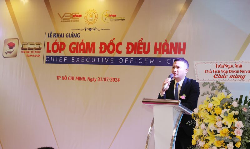 Ông Nguyễn Văn Sáng viện trưởng viện khoa học công nghệ và phát triển doanh nghiệp phát biểu tuyên bố khai giảng