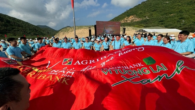 Lễ thượng cờ và tôn vinh lá cờ Tổ quốc lớn nhất Việt Nam